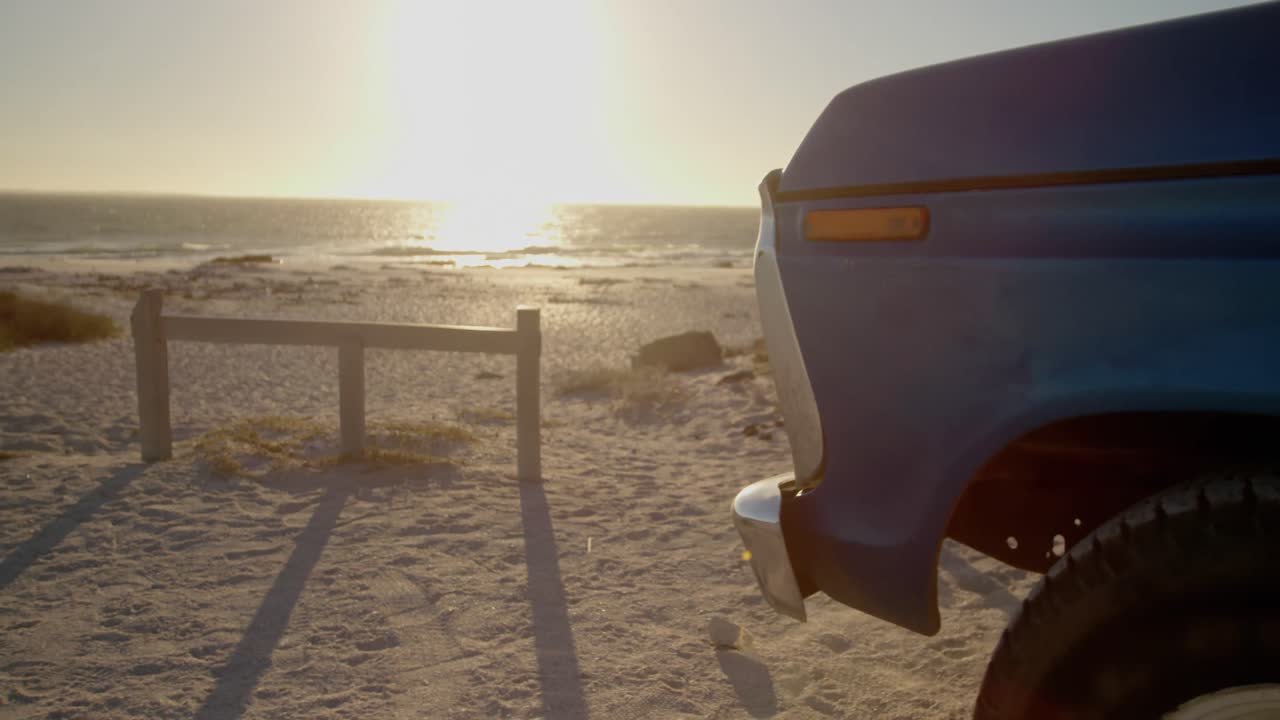 해변 4k에 주차 된 파란색 픽업 트럭