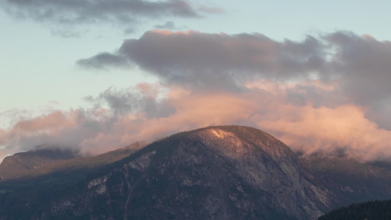 하늘이 지나가는 산의 저속 촬영