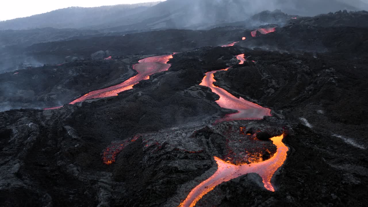 drone volando muy cerca de las corrientes de lava del volcán cumbre vieja durante la erupción
