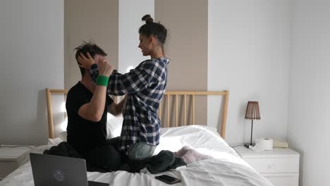 una pareja relajándose en el dormitorio.