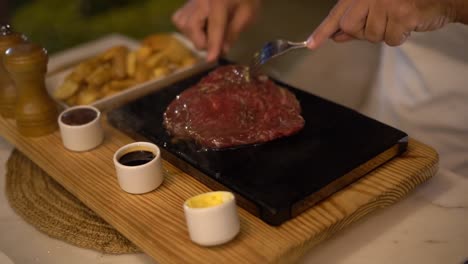 un jefe cocina comida en una parrilla, tiro de cerca
