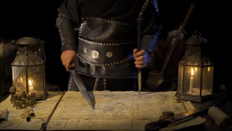 comandante trabajando en el mapa con la espada en la mano.