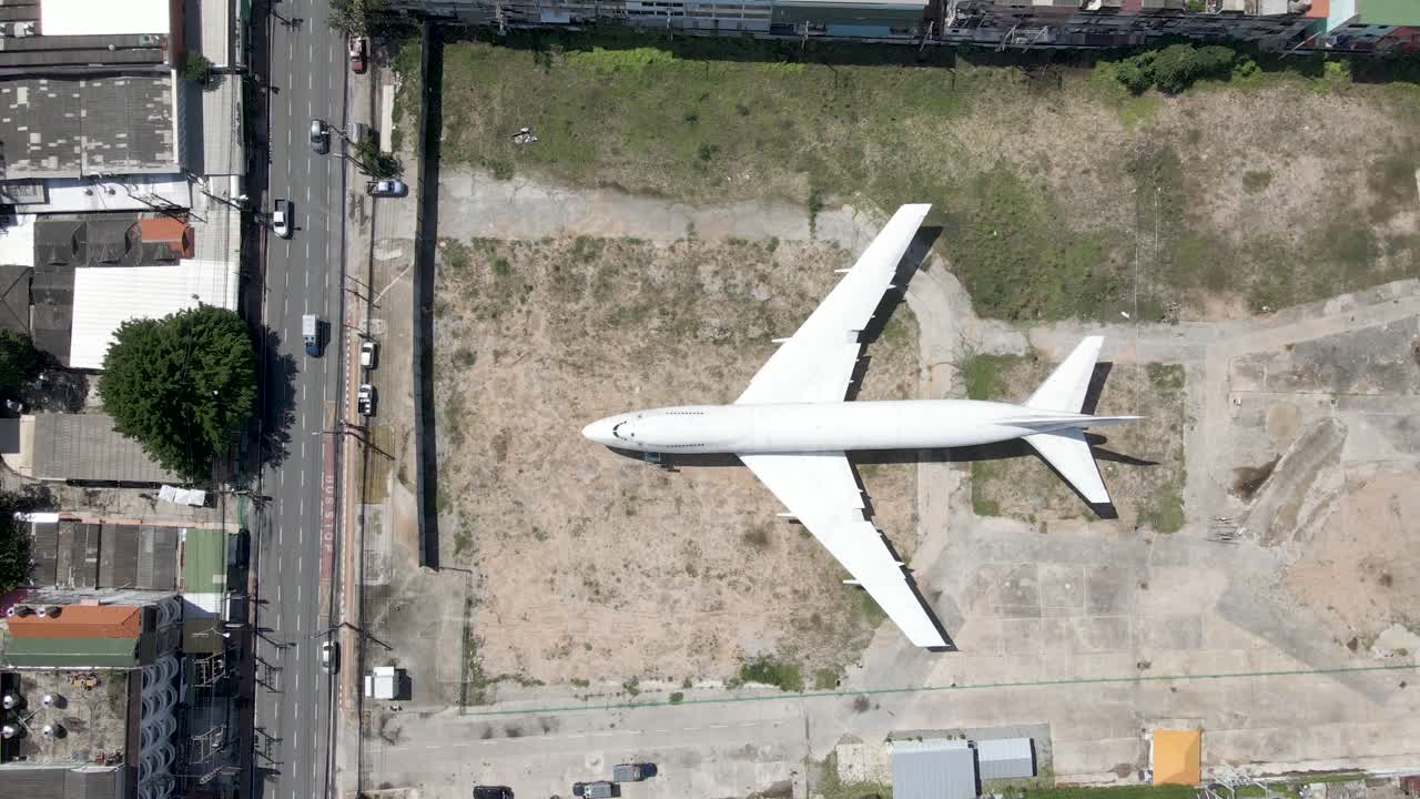 vista de arriba hacia abajo viejo jumbo jet abandonado en la ciudad, centro de pattaya, tailandia