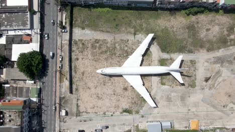 Vista-De-Arriba-Hacia-Abajo-Viejo-Jumbo-Jet-Abandonado-En-La-Ciudad,-Centro-De-Pattaya,-Tailandia