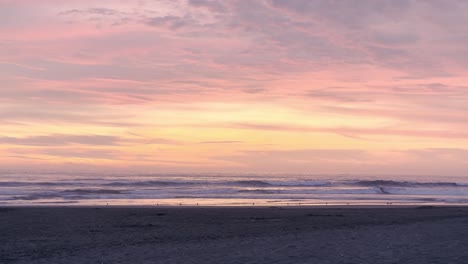Pastellfarbene,-Warme-Meereslandschaft-Am-Strand-Bei-Sonnenuntergang