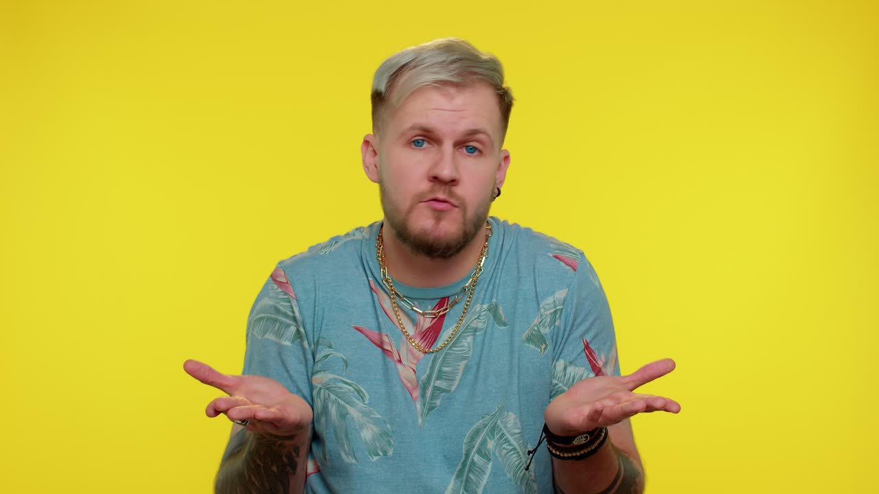 혼란스러운 관광객 무지한 성인 남자 무기력한 몸짓으로 손을 들어, 어려운 질문에 의해 혼란