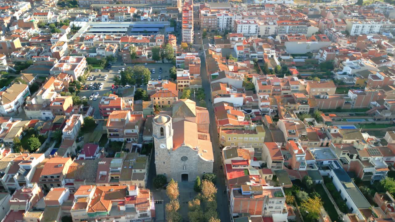 imágenes aéreas de drones de malgrat de mar, en la costa brava en españa, iglesia, catedral medieval