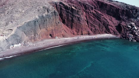 Vista-Desde-Arriba-De-La-Playa-Roja-En-La-Isla-Griega-De-Santorini