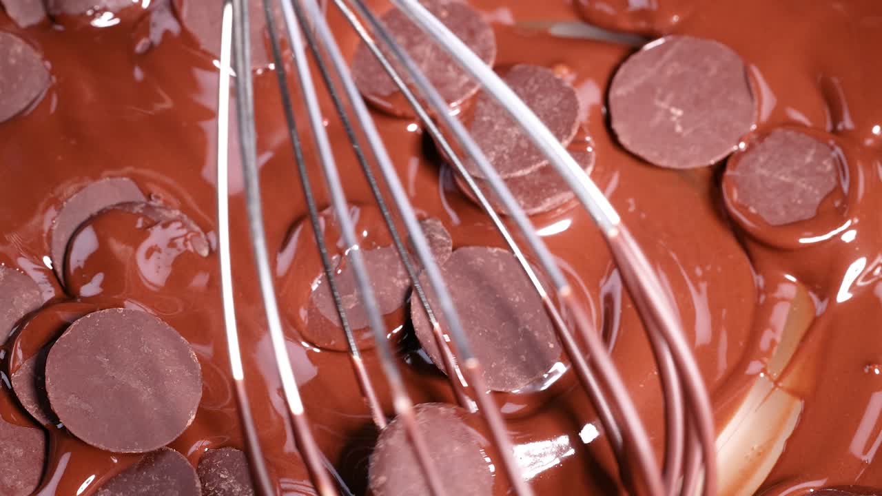 discos de chocolate derritiéndose y siendo batidos juntos