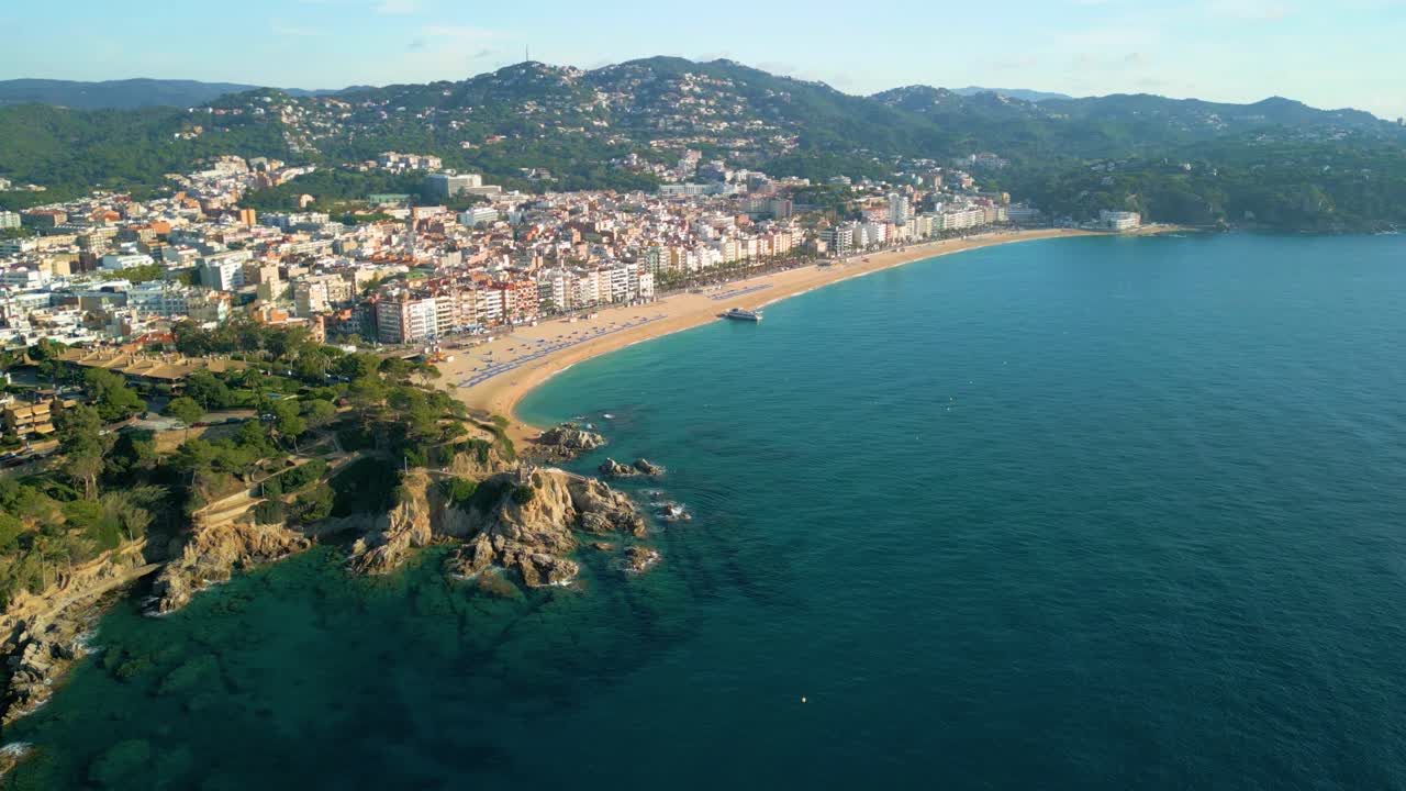 Ampia vista panoramica con Drone della spiaggia di Lloret De Mar sulla Costa Brava di Gerona, Spagna, turismo europeo.