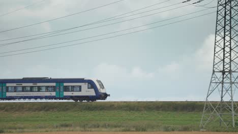 el tren pasa por los verdes campos de cultivo