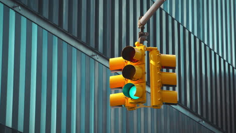 cierre de los semáforos por encima de la intersección de carreteras en nueva york