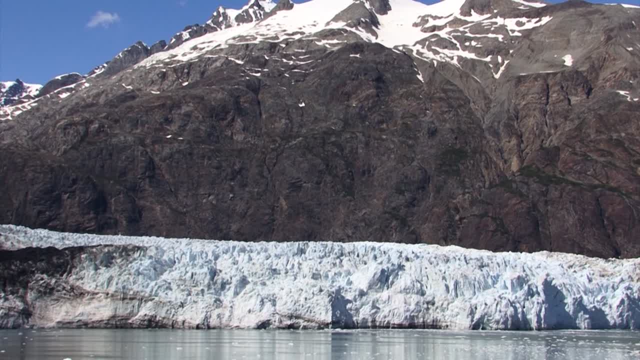 vista cercana del glaciar margerie en un día soleado en alaska