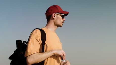 Hombre-Sediento-Con-Gafas-De-Sol-Y-Botella-De-Agua