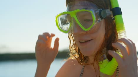 Woman-with-snorkels-in-the-beach-4k