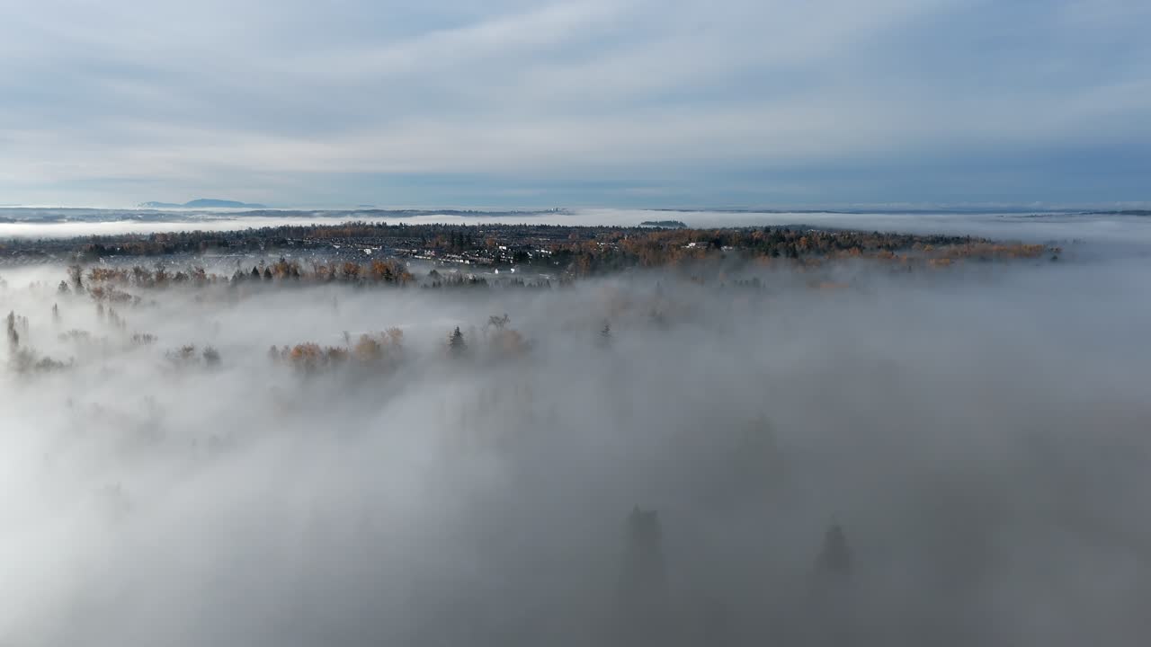 Nuvole nebbiose che avvolgono Langley nella Columbia Britannica, Canada. Scatto aereo con drone