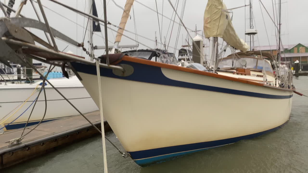 velero en aguas agitadas en el muelle de la marina antes de que la tormenta de huracán toque tierra