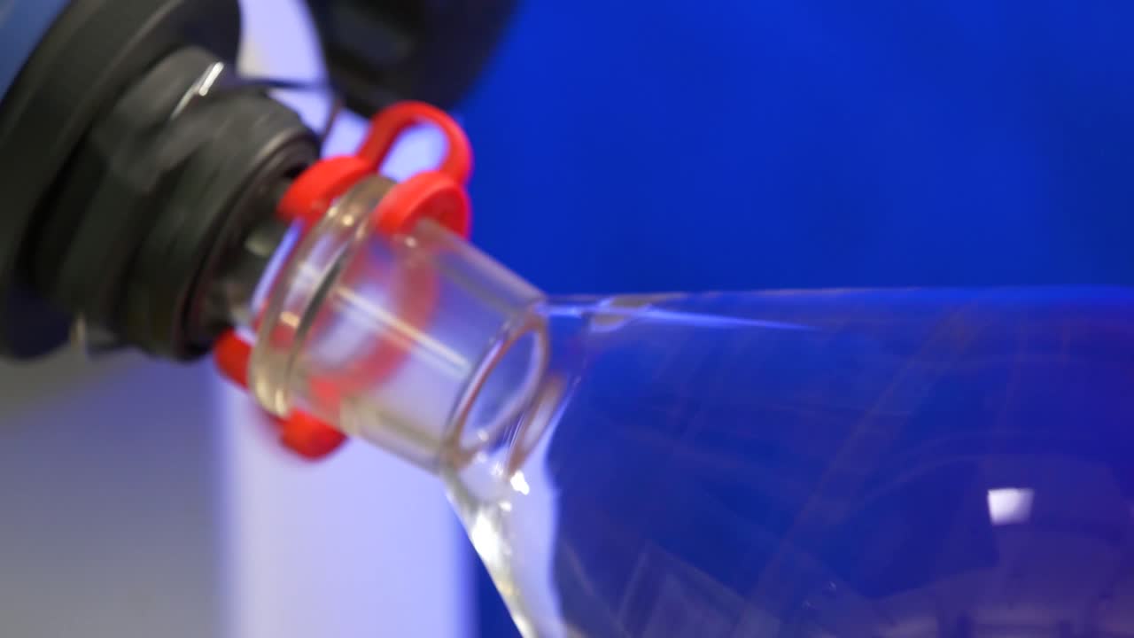 experimento con líquido púrpura en un frasco químico