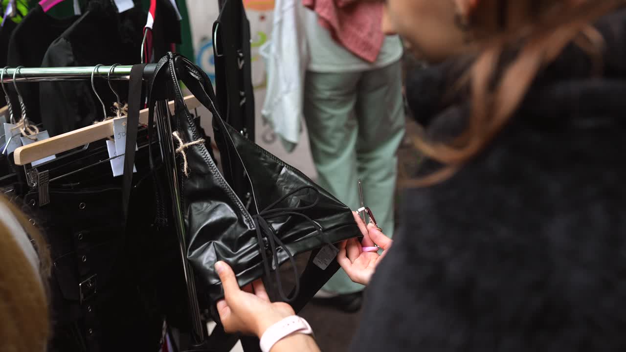 mujer comprando ropa de moda en un mercado