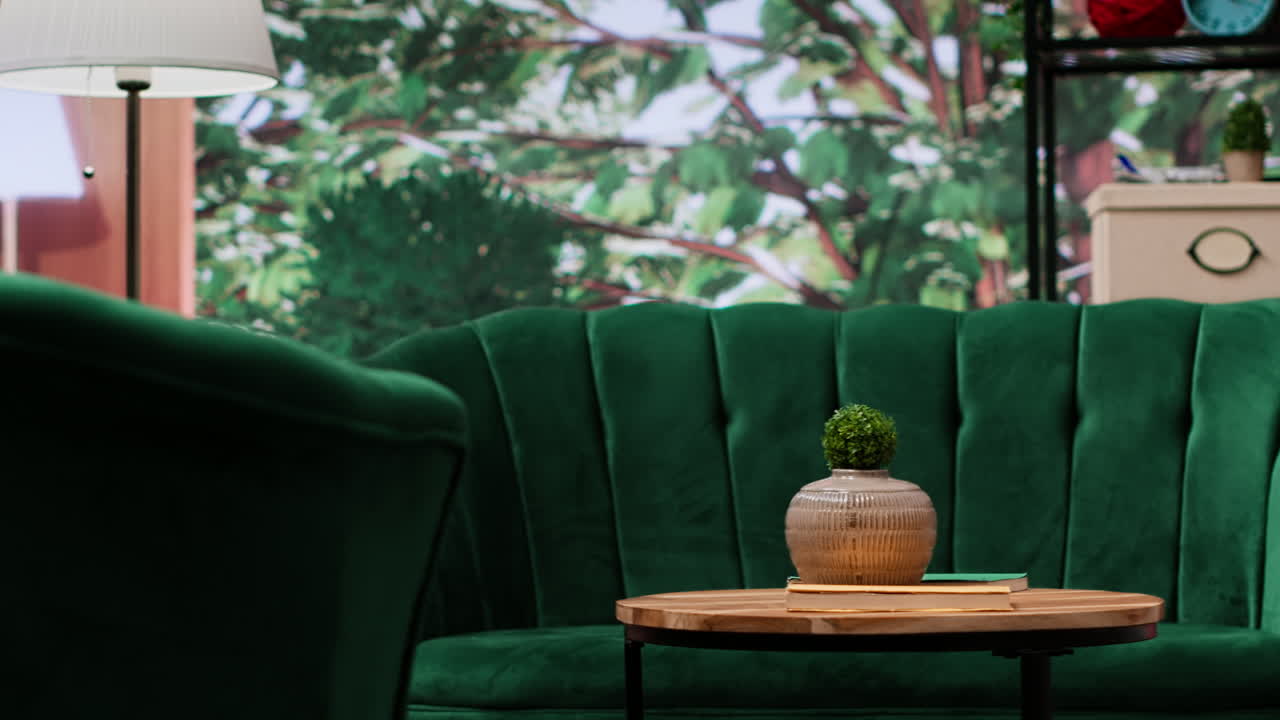 우아한 초록색 의자 와 나무 테이블 을 가진 쾌적 한 빈 집 인테리어