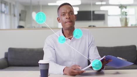 animación de datos financieros con conexiones sobre el empresario afroamericano en el cargo.