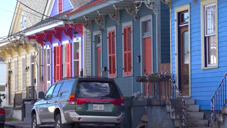 Coloridas-Casas-Alinean-Una-Calle-Del-Barrio-De-Nueva-Orleans