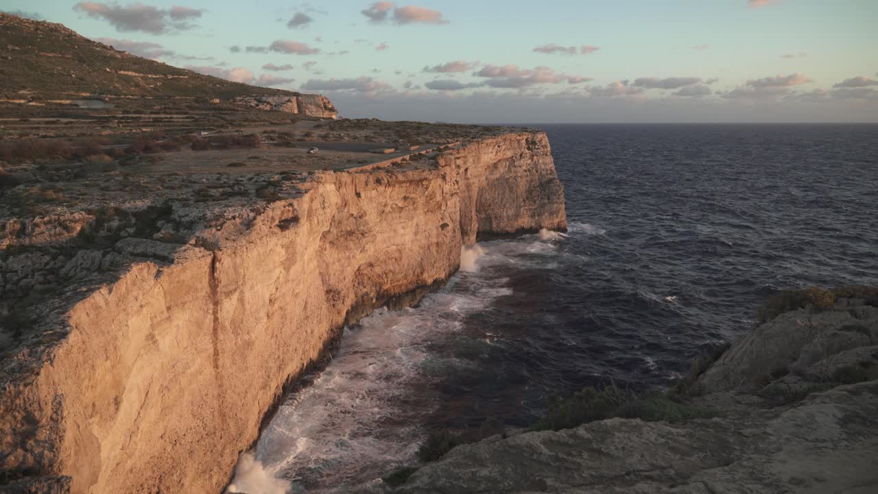 el inquieto mar mediterráneo choca contra las olas en la costa de la isla de malta durante el invierno