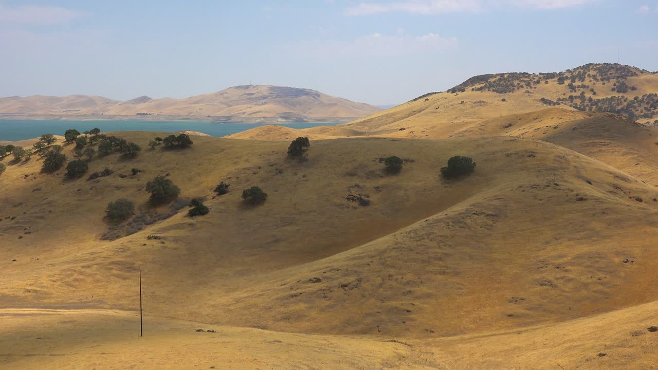 lapso de tiempo de las nubes moviéndose sobre la tierra en el centro de california cerca del embalse de san luis