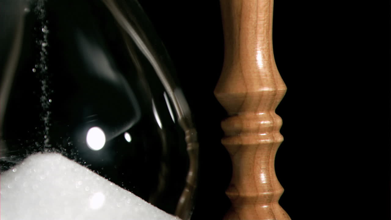 모래시계에서 슈퍼 느린 동작으로 모래 어리