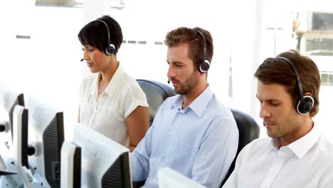 Callcenter-Kollegen-Bei-Der-Arbeit