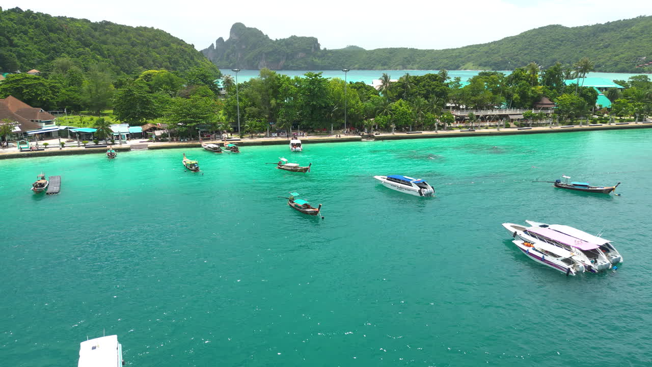 Innumerevoli barche, navi e yacht sono ormeggiate vicino alla costa delle Isole Phi Phi, Thailandia.