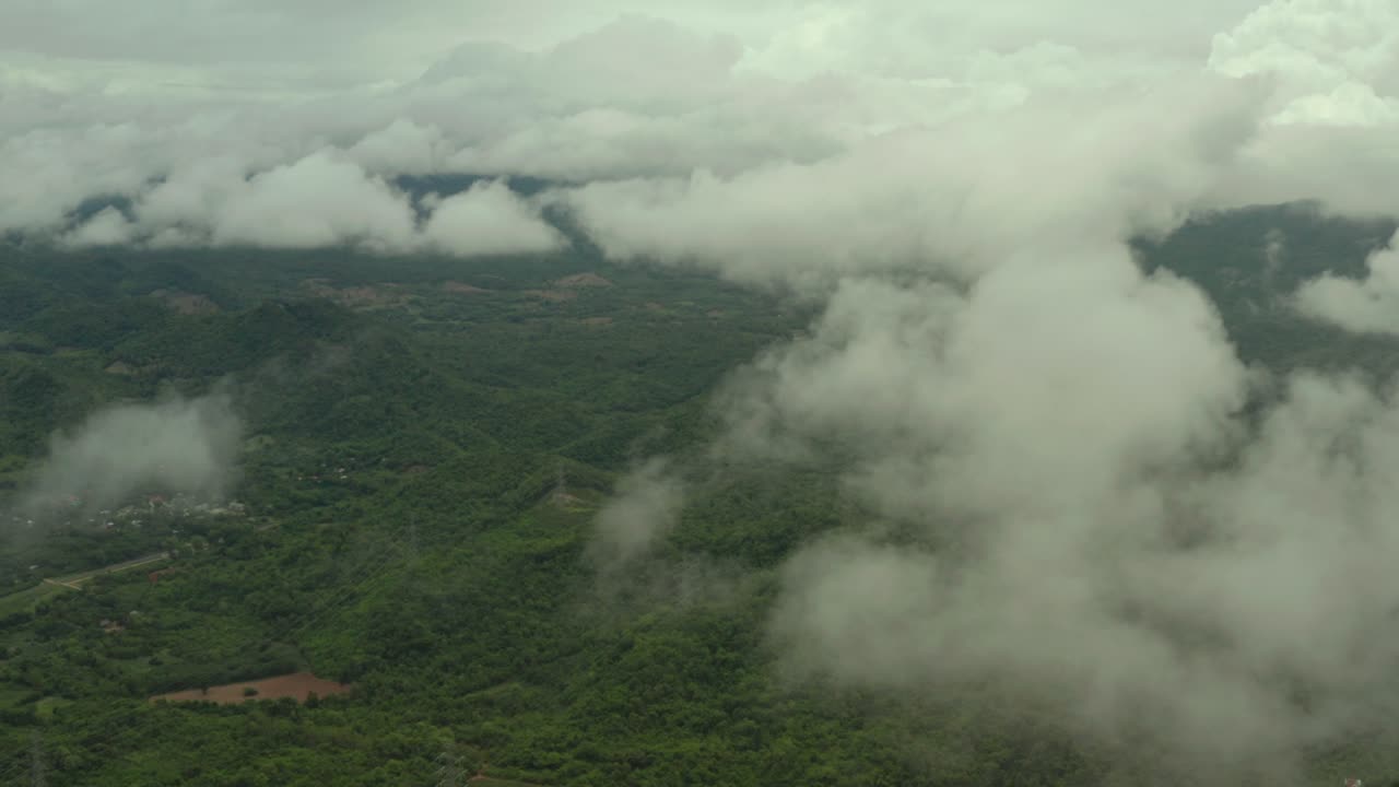 vista aérea de la mañana escénica en altas montañas con pilar de electricidad.