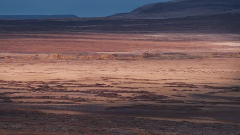 paisaje de tundra azotado por el viento en el parque nacional varanger