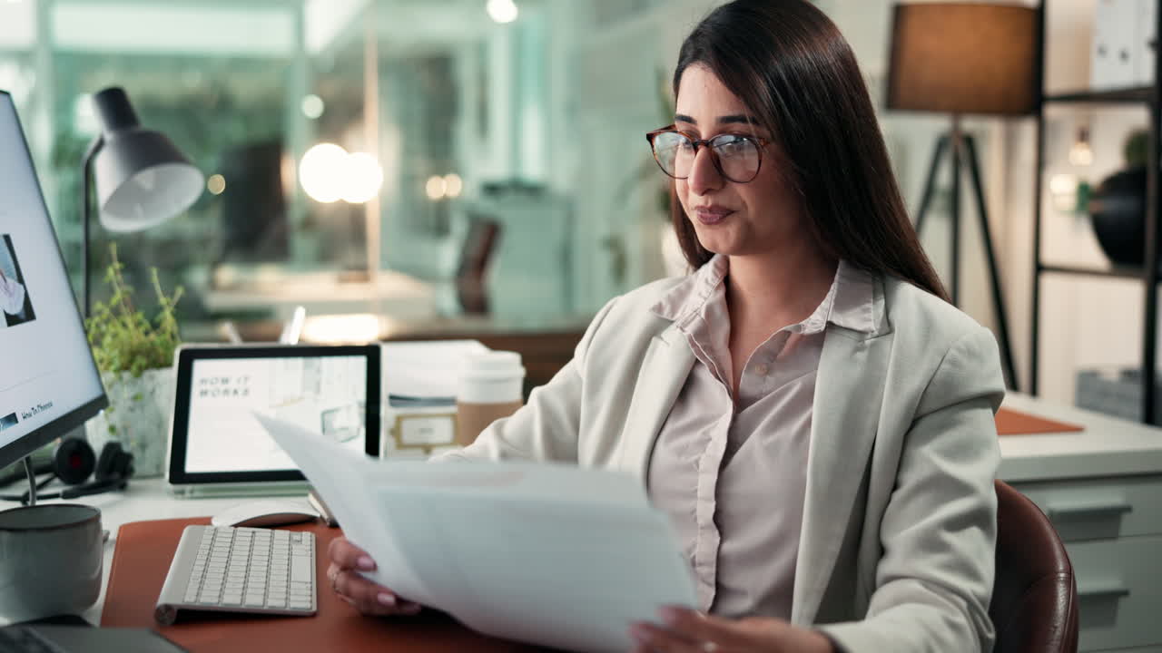 Mulher de negócios a trabalhar à secretária no escritório