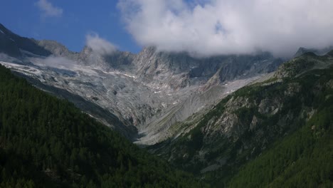 majestuosas montañas del alpe ventina en chiesa, valmalenco, provincia de sondrio en italia