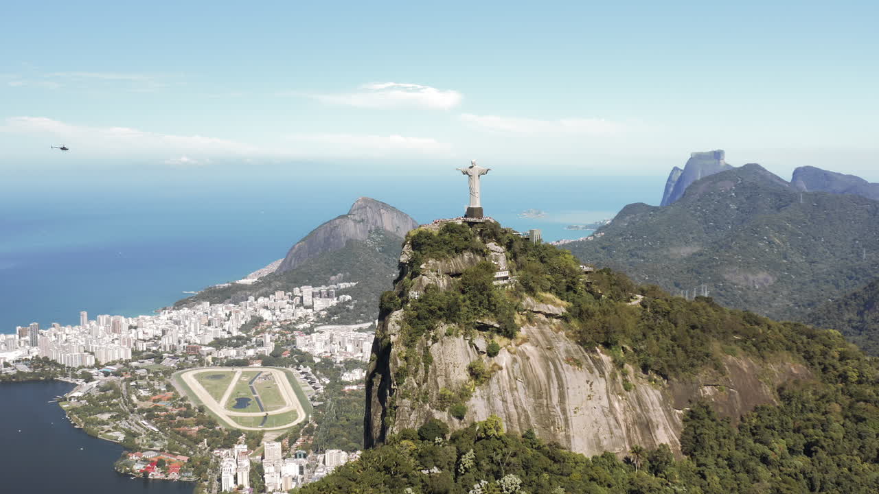 helicóptero se aproximando da estátua do cristo redentor no morro do corcovado no rio de janeiro