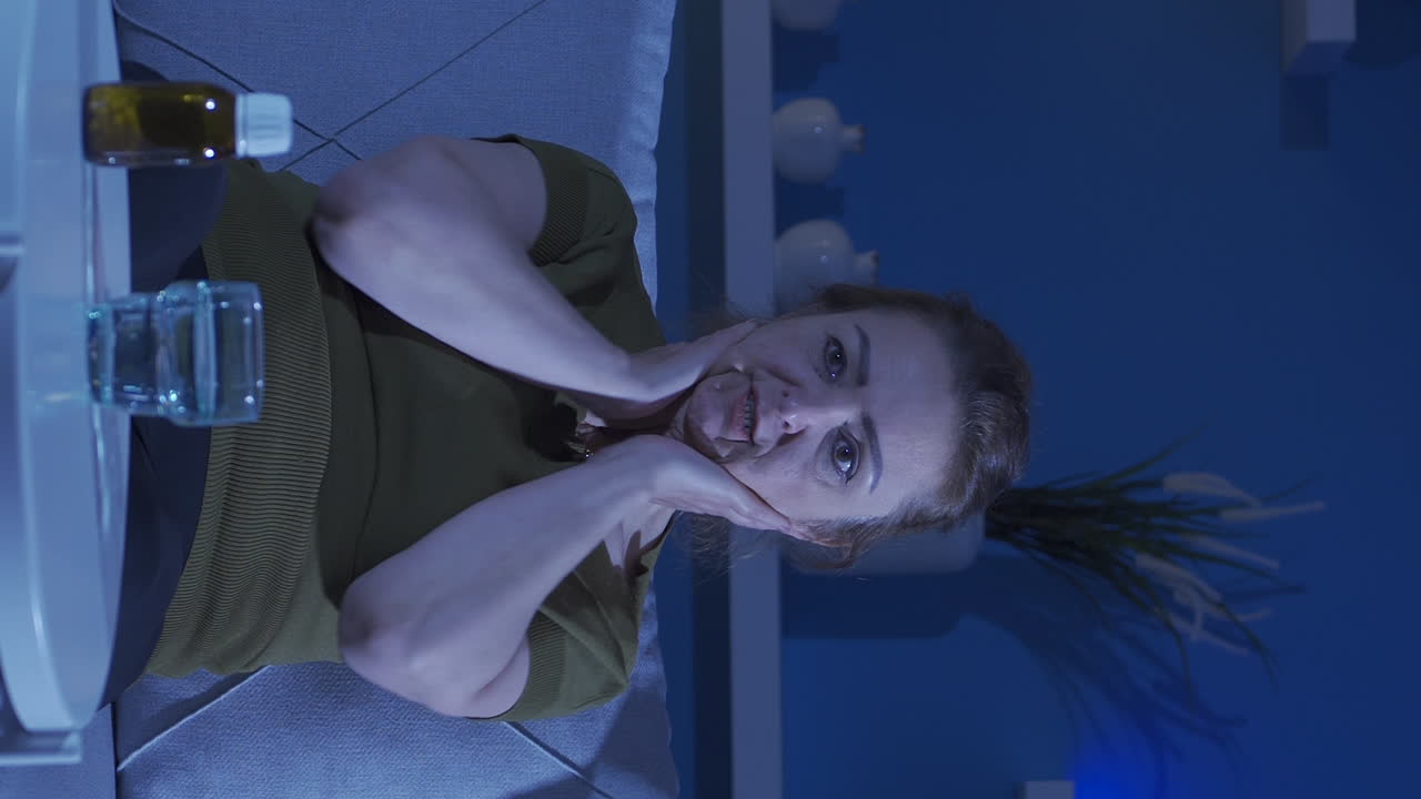 video vertical de una mujer esquizofrénica.