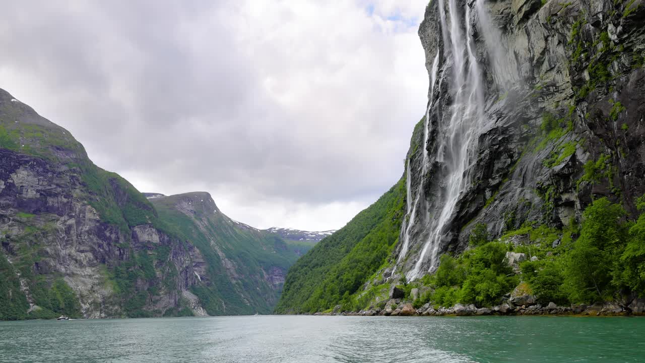 Fiordo di Geiranger, cascata delle Sette Sorelle. Bellissimo paesaggio naturale della Norvegia.
