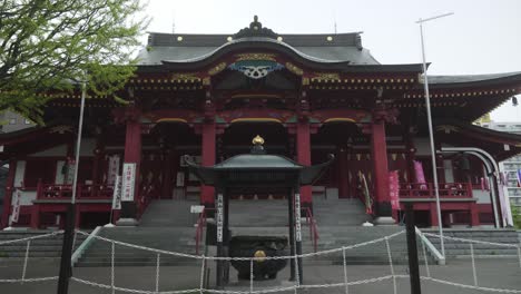 vista frontal del templo de shineiji en sapporo, japón