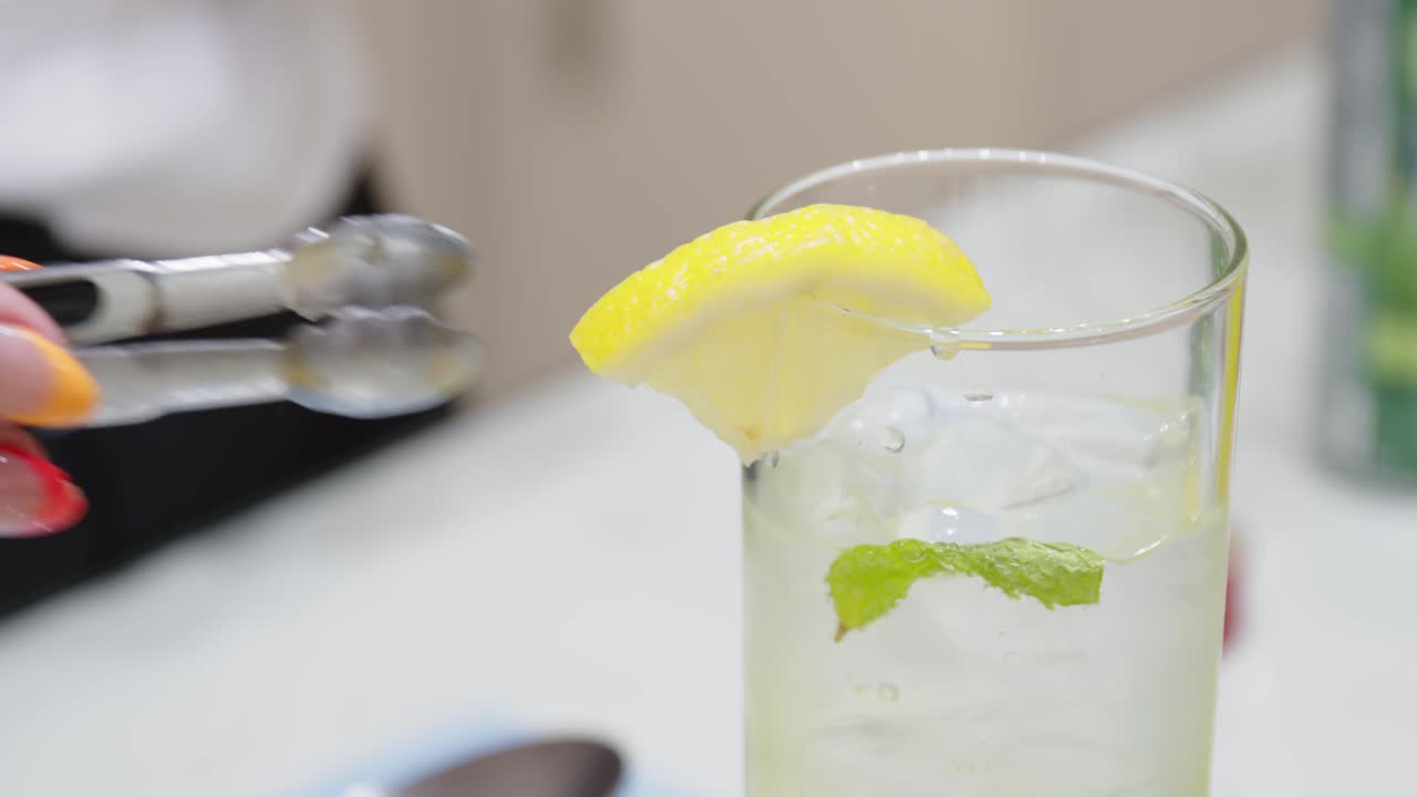 팬시 아트 전시회 이벤트에서 모히토를 만드는 여성