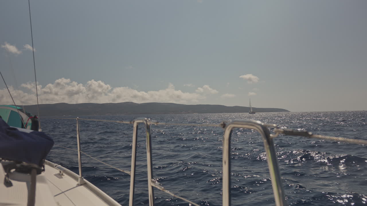 Blick von einer Yacht auf See in Lefkada, Griechenland