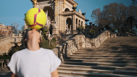 Mujer-Caucásica-Haciendo-Trucos-De-Fútbol-En-La-Ciudad.