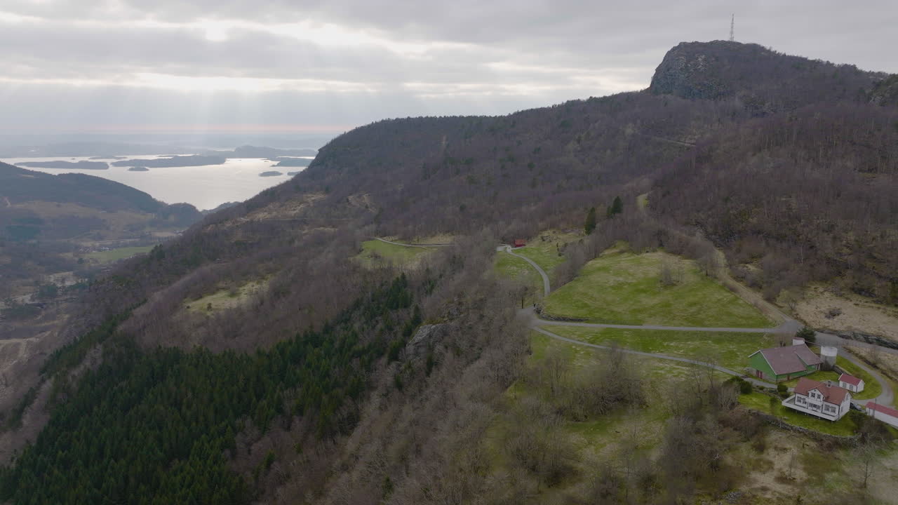 Droneoptagelse af skovklædte bjerge i Norge i foråret