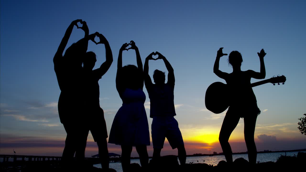 손으로 심장 기호를 보여주는 친구들의 실루