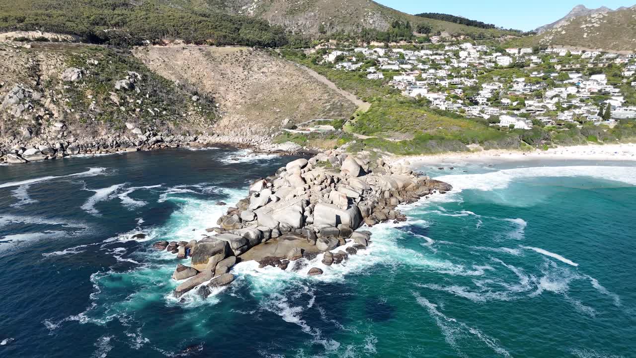 Cape Town Güney Afrika’daki vahşi plajın ve kayalara çarpan Atlantik Okyanusu dalgalarının havadan görünümü