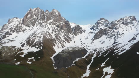 toma cinematográfica de drones de los dolomitas georgianos en las montañas del cáucaso en georgia