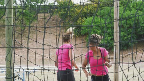 amigas disfrutando de hacer ejercicio en el campamento de entrenamiento juntas