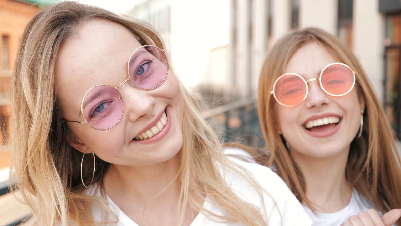 dos mujeres felices con gafas rosadas
