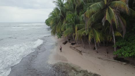 Mann-An-Abgelegenem-Strand-In-Costa-Rica-Gefunden