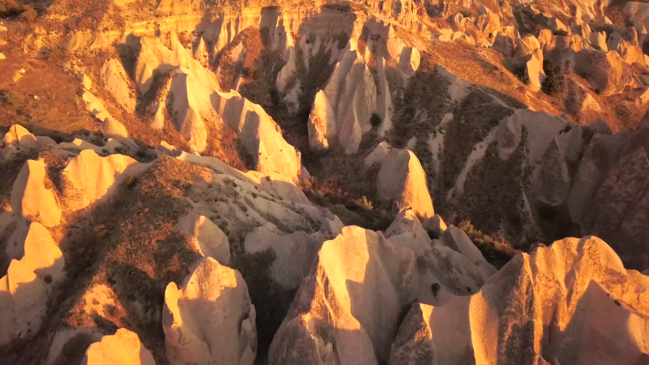 칠면조 카파도키아 요정 굴 사랑 계곡 피나클 바위 해가 지는 황혼 비디오 영상 4k 고품질 드론 스 비디오